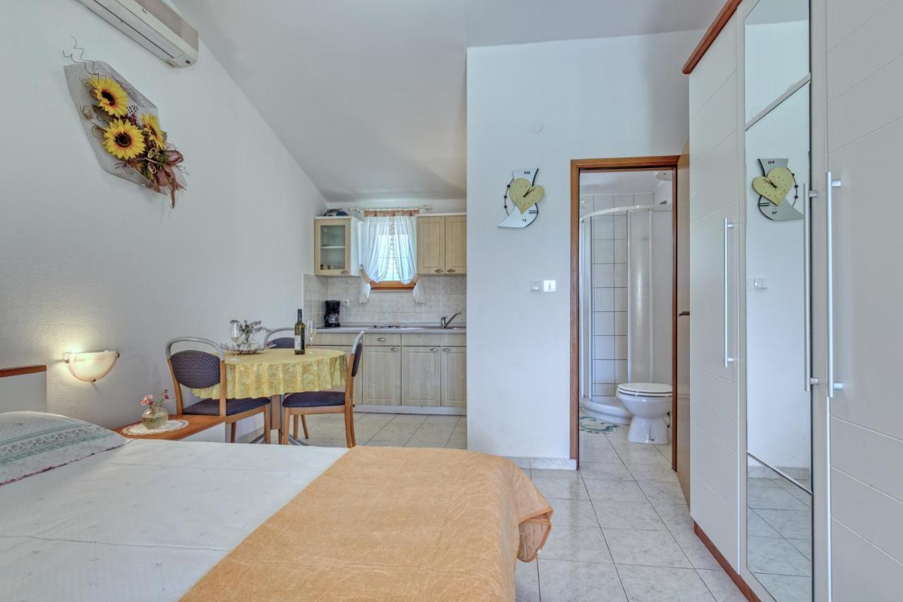 Apartmets Slavica 1644 Banjole Exterior foto